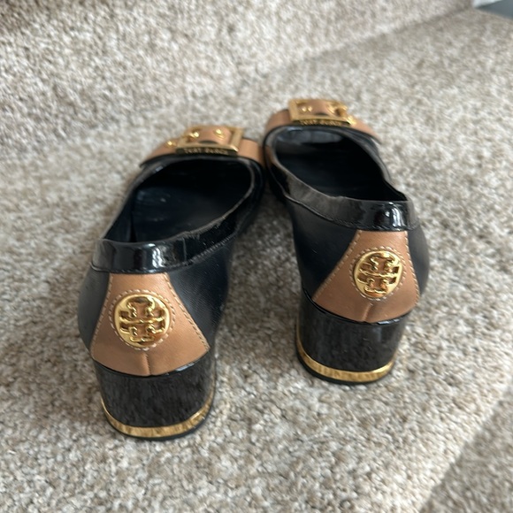 Lady size 8 1/2 medium Tory Burch black and beige pumps with gold detail - Picture 3 of 10